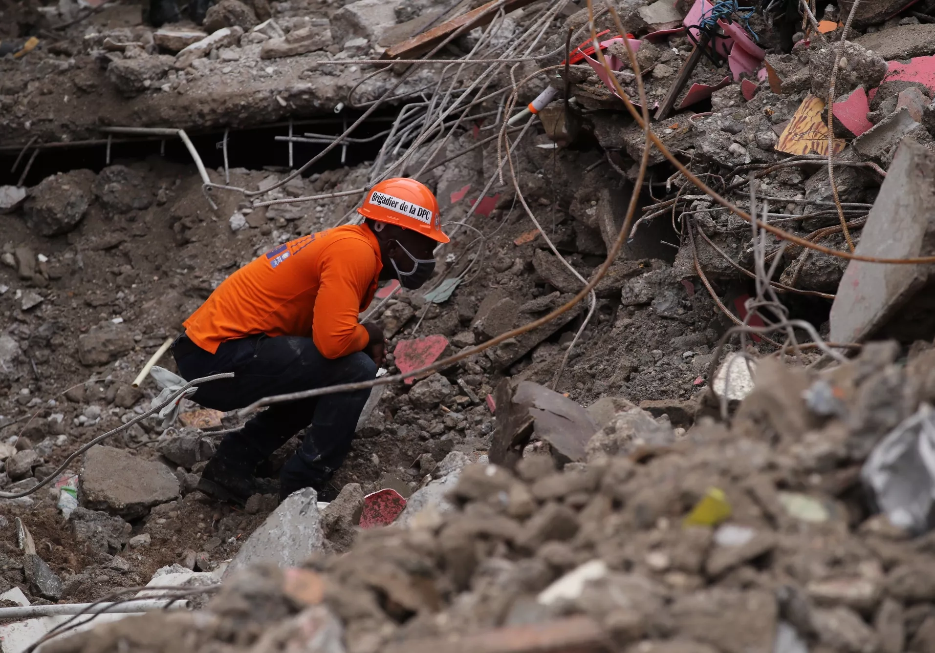Continúan las labores de búsqueda y rescate tras terremoto en Haití