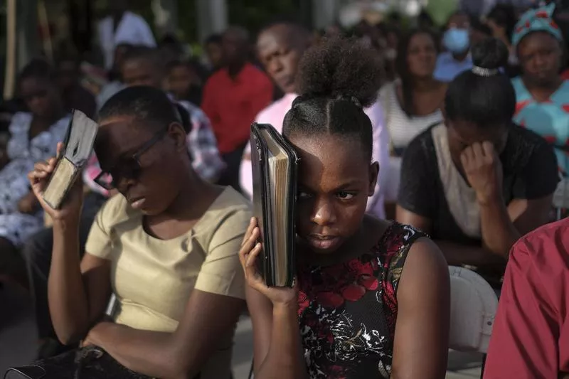 Haitianos regresan a las iglesias