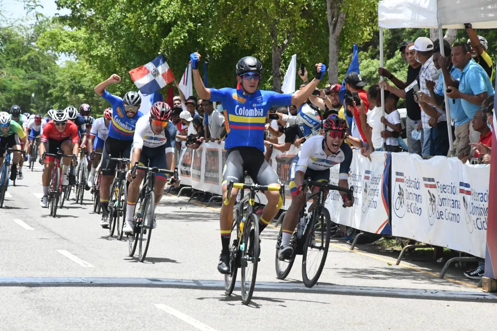 Nelson Soto levanta sus brazos en señal de campeon