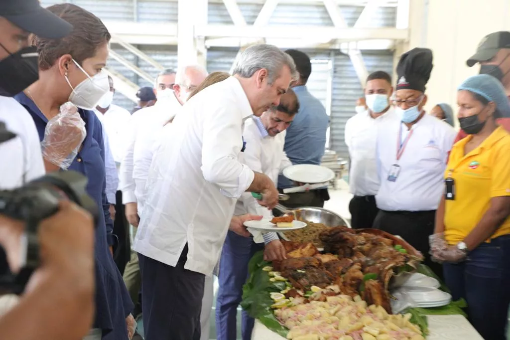 Abinader come cerdo en Azua