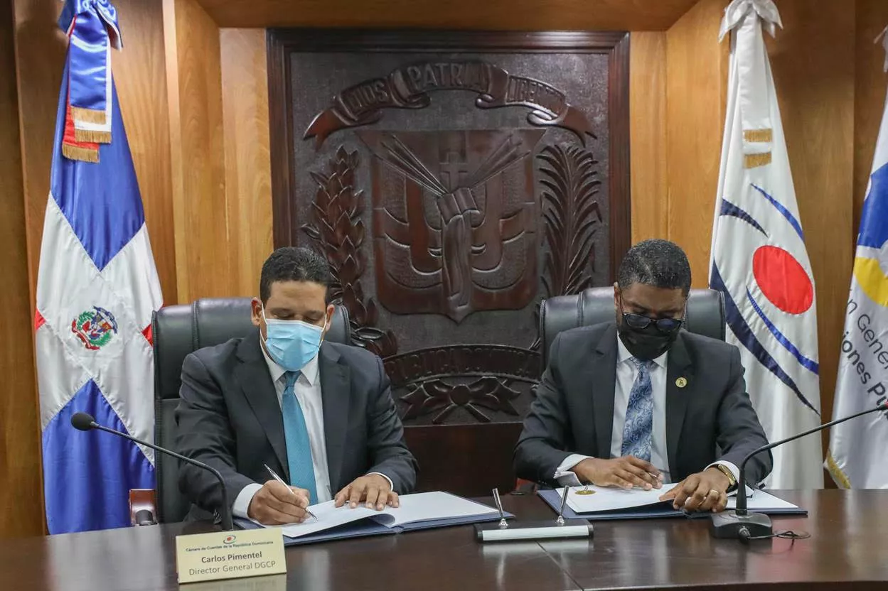 El director de la DGCP, Carlos Pimentel y el presidente de la Cámara de Cuentas, Janel Andrés Ramírez