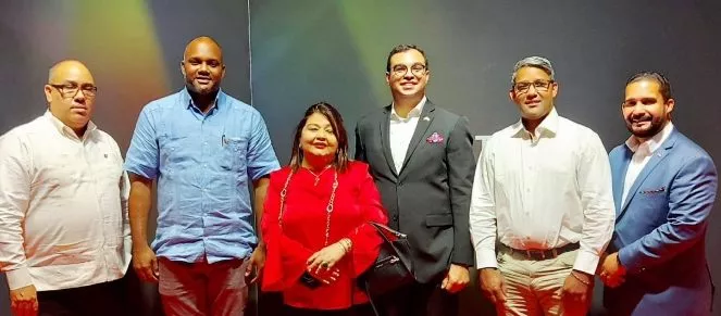 Representantes  del Cuerpo Consular de Toronto, durante la distinción.