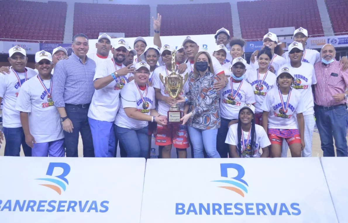 Gloria Reyes entrega corona a    jugadores de   Murallas.