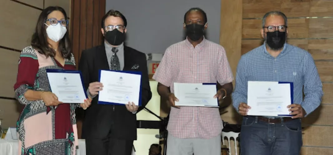 Representantes de varias organizaciones reciben el certificado.