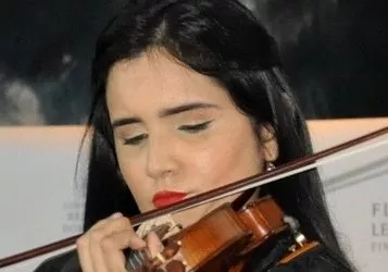 La violinista dominicana Aisha Syed
