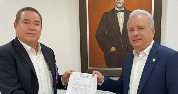 René Fortunato entrega idea a Taveras Guzmán.
