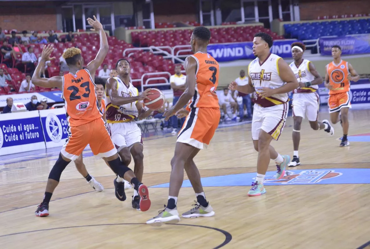 Anpherne Acevedo, de Truenos, vs Fenix 2021-09-10 at 8.39.33 PM