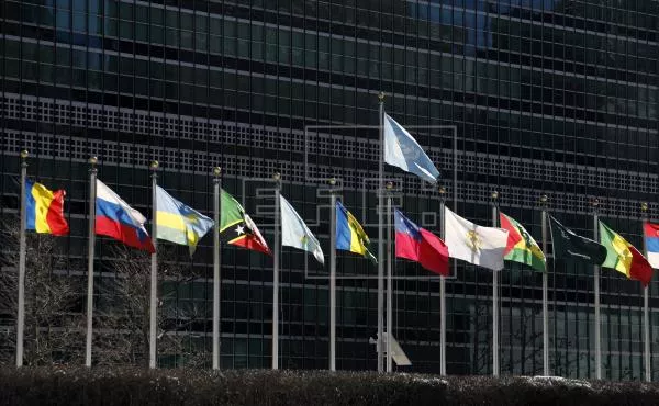 Bandera de las Naciones Unidas en su sede de NY