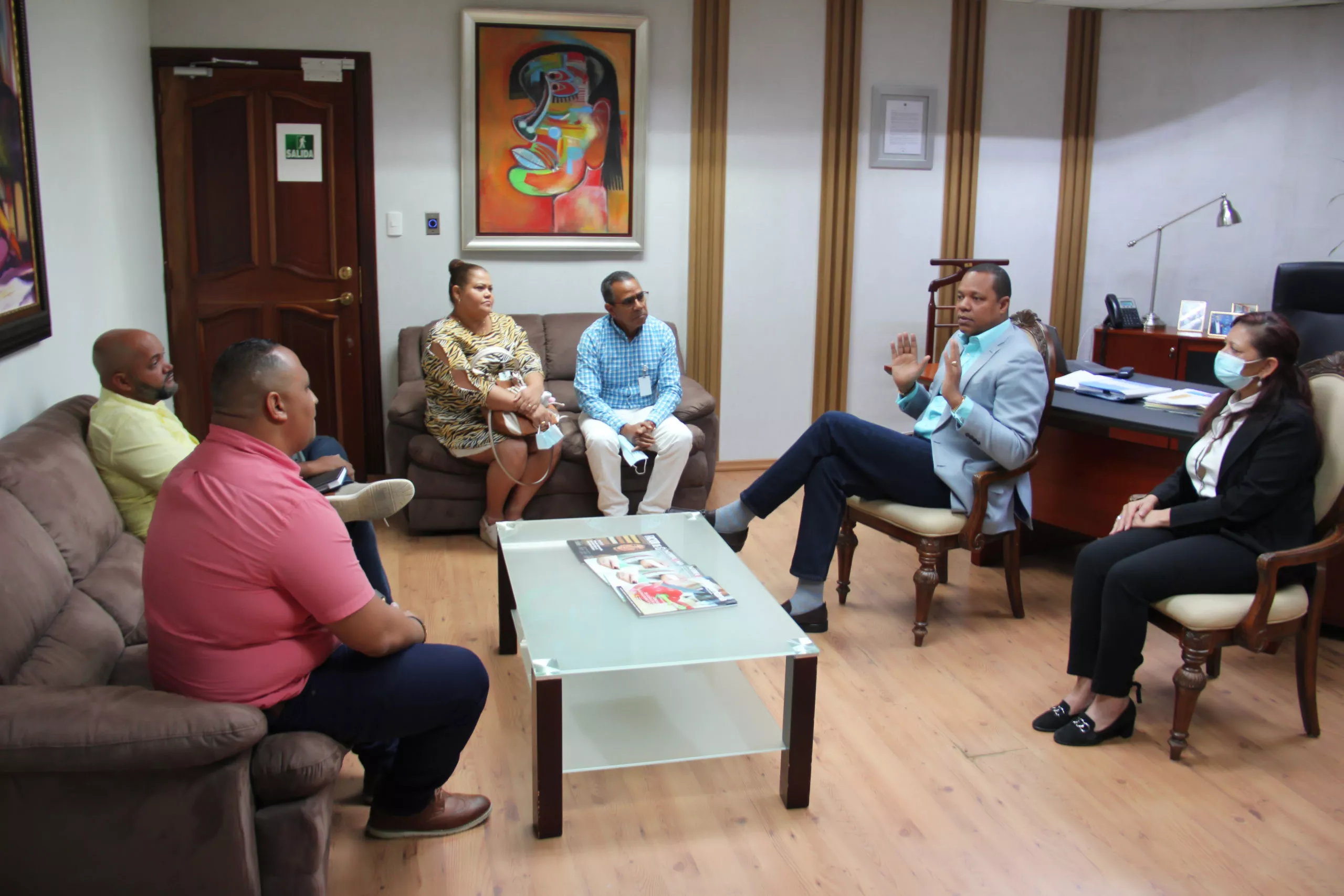 (FOTO) El director ejecutivo de Pro Consumidor, Eddy Alcántara, y la subdirectora Administrativa, María Teresa Paulino, conversan con representantes de comerciantes vendedores de medicinas de Moca.