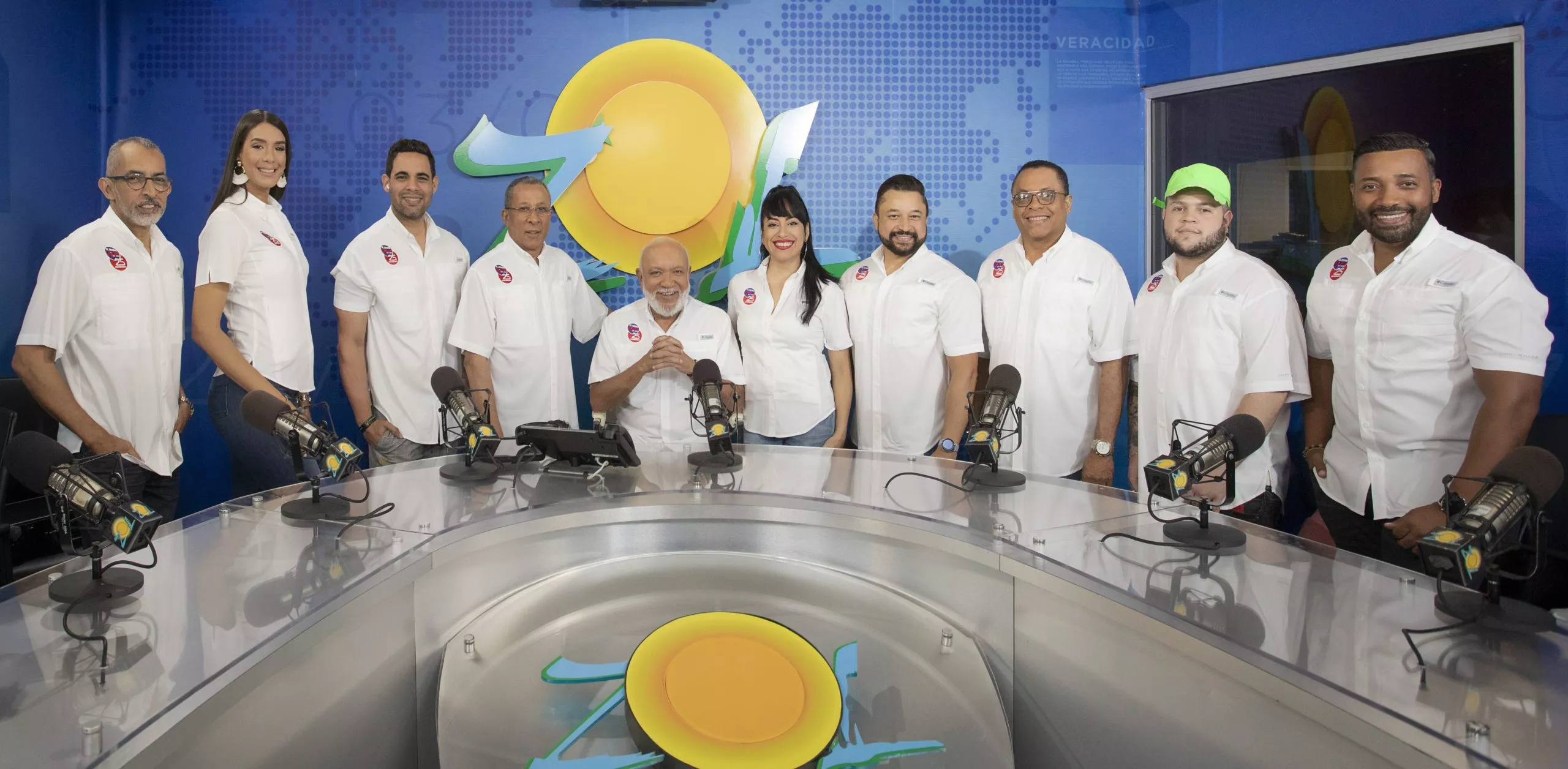 Jochy Santos y su elenco