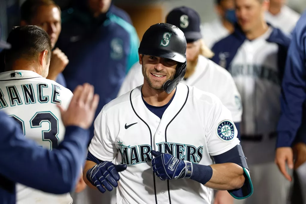 Mitch Haniger, de los Marineros de Seattle, celebra en la banca tras sacudir un jonrÃ³n solitario en el séptimo inning del juego de la MLB que enfrenta a su equipo con los Atléticos de Oakland, el 28 de septiembre de 2021, en Seattle. (AP Foto/Jason Redmond)