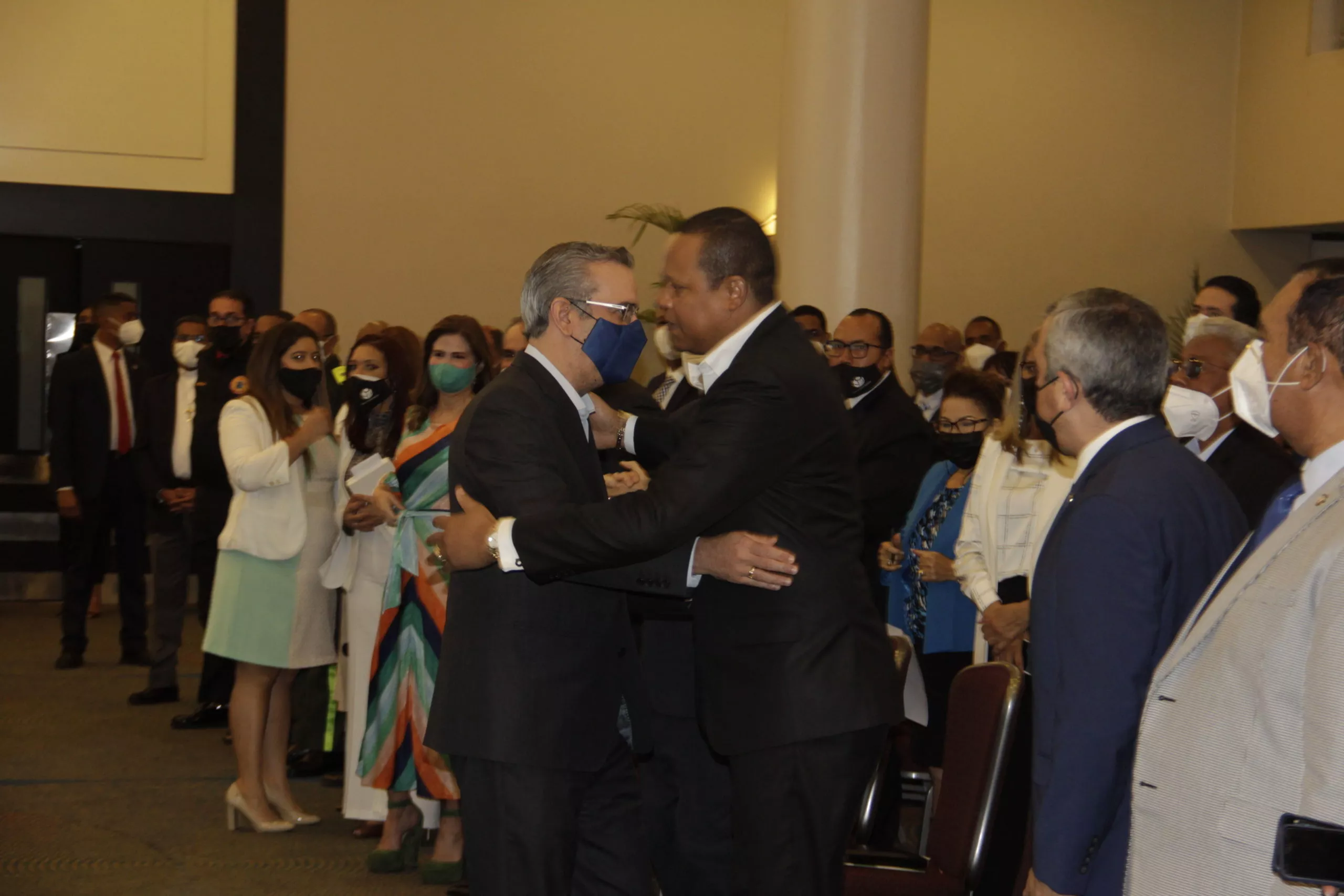 Presidente Luis Abinader y el director de Pro Consumidor, Eddy Alcántara en Primer Foro de los Actores de Protección de los Consumidores