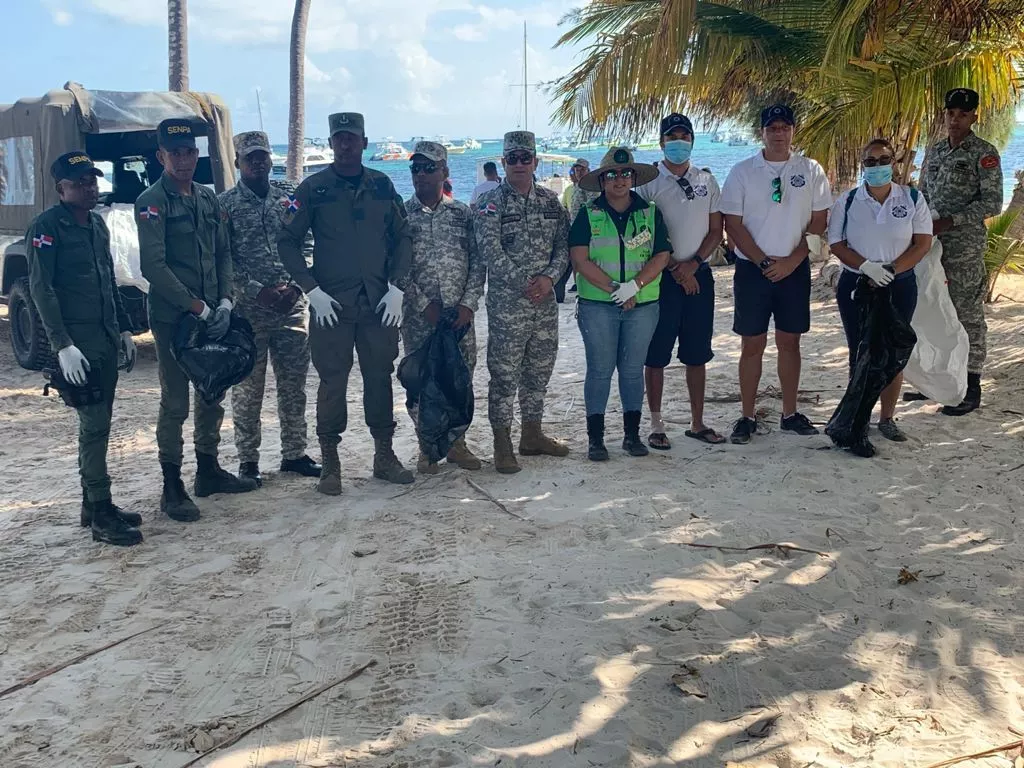 Sociedad civil y organismos castrenses en jornada de limpieza de playas 2