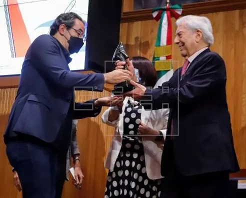 El escritor peruano Mario Vargas Llosa (d) entrega al colombiano Juan Gabriel Vásquez el premio de la IV Bienal de Novela en el Paraninfo Enrique Díaz de León de la Universidad de Guadalajara, hoy en el estado de Jalisco (México). EFE/Francisco Guasco