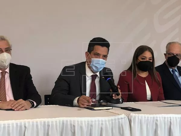 El Embajador de México en Alemania, José Francisco Quiroga (c) junto con representantes de otros diez países latinoamericanos protestan este martes en Berlín por la subasta prevista en Múnich (sur de Alemania) de más de 320 objetos de arte precolombino porque "lesiona gravemente" los derechos fundamentales de sus respectivos pueblos. Las piezas, algunas de ellas con más de dos mil años de antigüedad, están a la venta en la casa de subastas Gerhard Hirsch y proceden, según los diplomáticos, de 7 países latinoamericanos, que intentaron que la venta no se celebre. EFE/ Javier Alonso