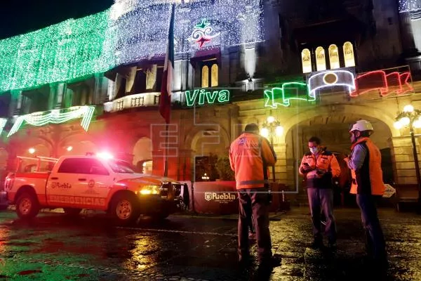 Integrantes de seguridad de la capital poblana, descartan daños estructurales en la zona del Centro Histórico después del sismo que sacudió a la zona centro del país, el 7 de septiembre de 2021, en el estado de Puebla (México). EFE/Hilda Ríos