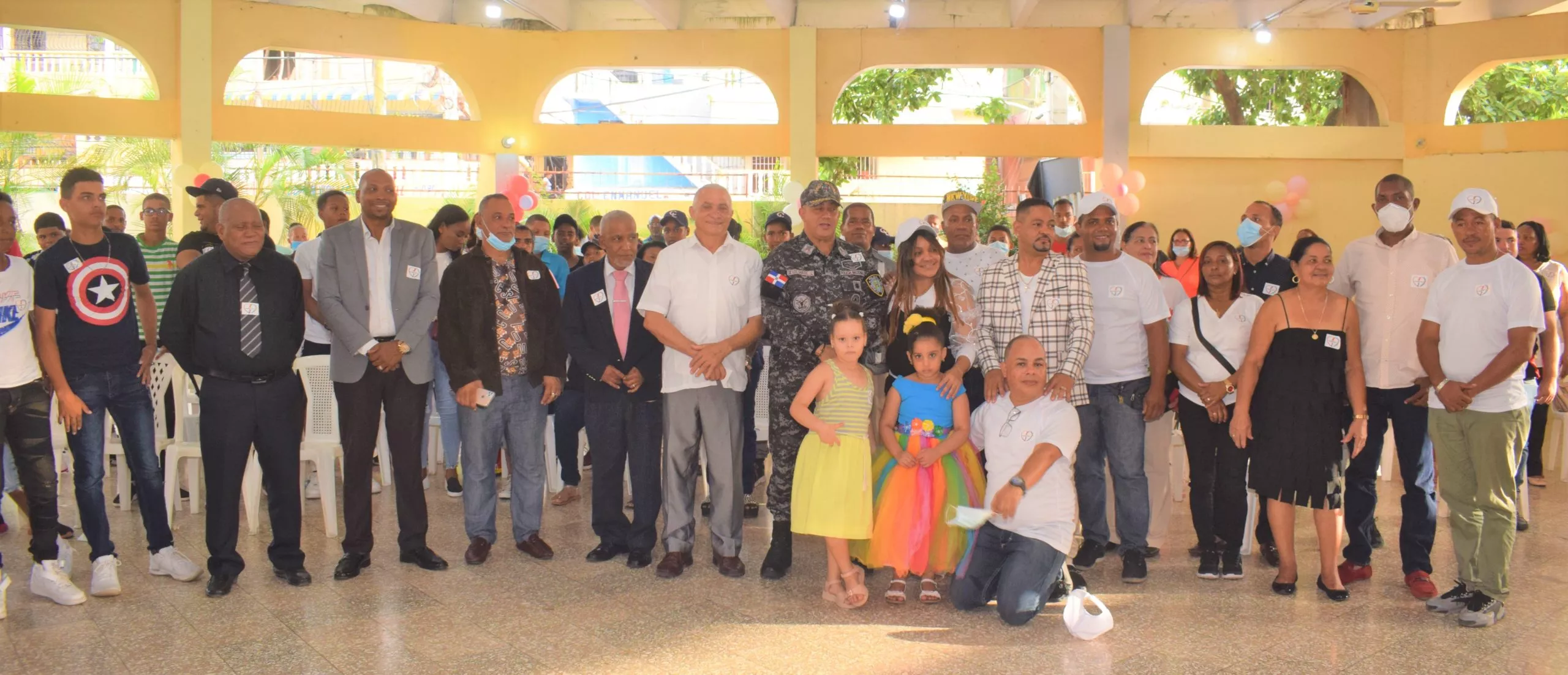 Parte de las personalidades que asistieron a la actividad  junto a niños y jóvenes (detrás).