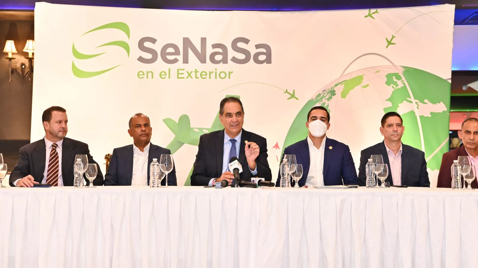 El director ejecutivo de SeNaSa, Dr. Santiago Hazim, durante una rueda de prensa en New York, Estados Unidos.