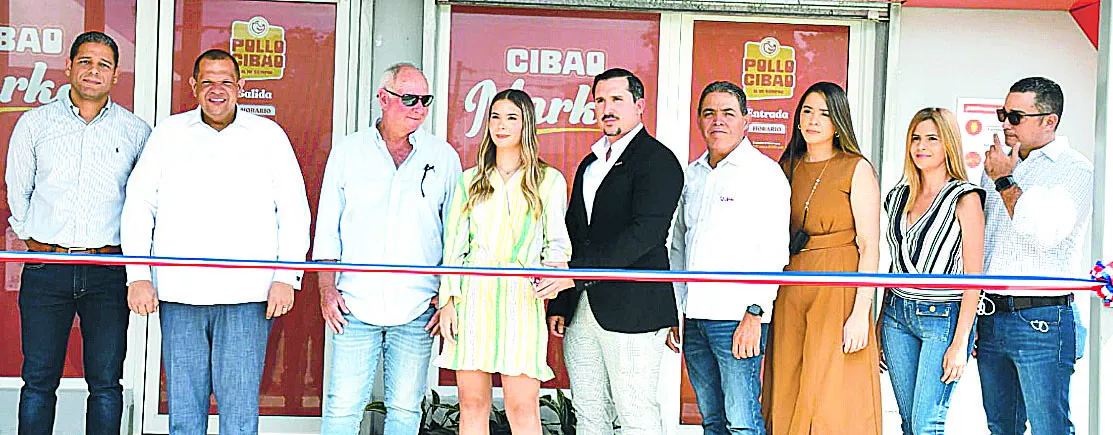 La familia Curbelo, al centro, cortó la cinta inaugural.