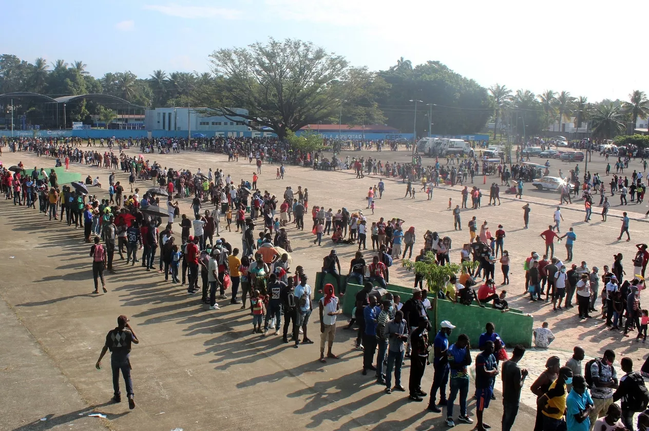 Miles de migrantes se reúnen en estadio del sur de México para pedir refugio