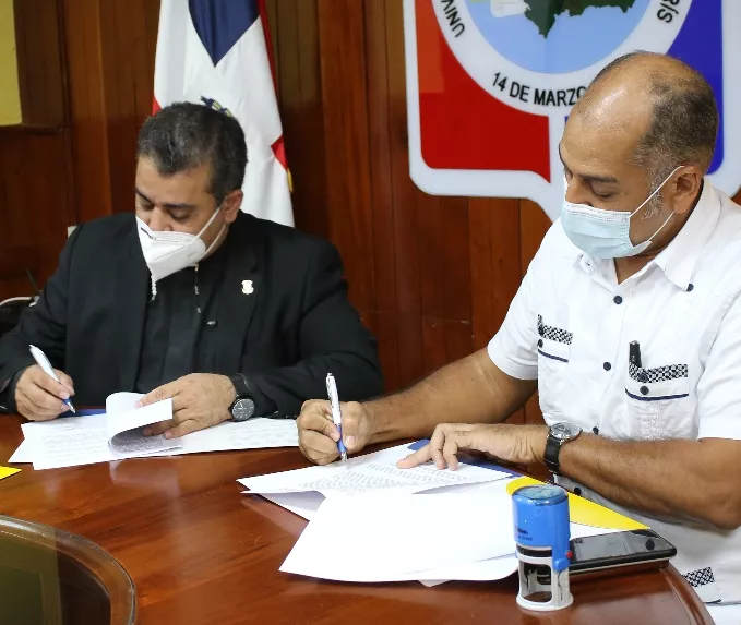 Padre  Isaac García de la Cruz y el  vicerrector ejecutivo, Frankemberg Ureña Morrobel.