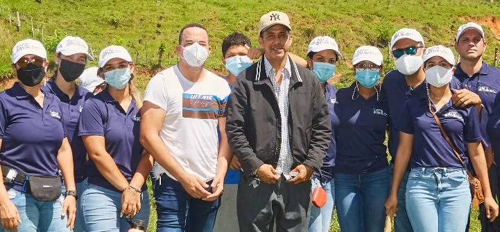 Colaboradores  mientras  reforestan.