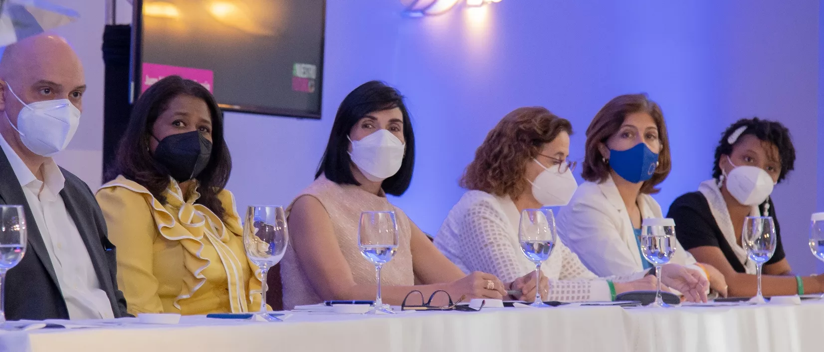 Pavel Issa, Paula Disla, Raquel Arbaje, Rosa Elcarte, María Luisa Benítez y la adelescente Vanessa Calderón.