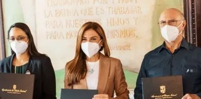 Carolina Mejía,y Gina Rosario e Hipólito Mejía en el acto.