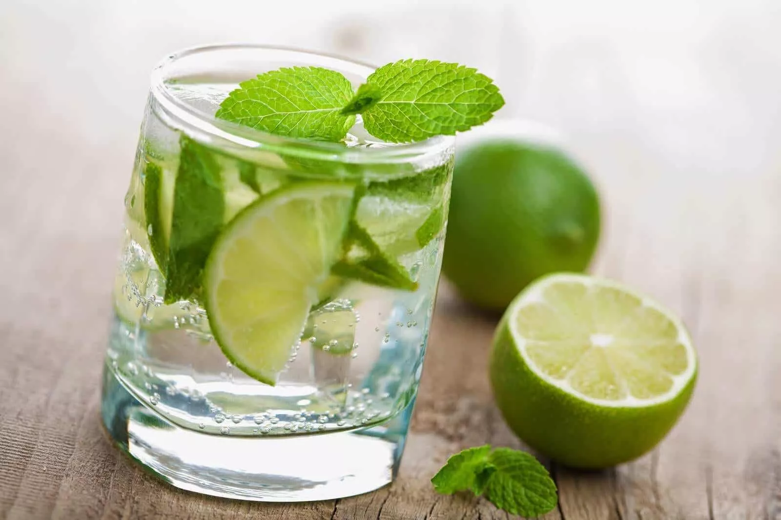 Beneficios-de-tomar-agua-con-limón-en-ayunas