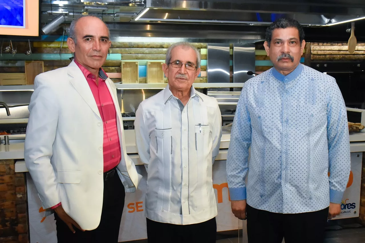 Bolivar Trojcoso en el centro. Davis Bismar y Rafael Garcia Romero