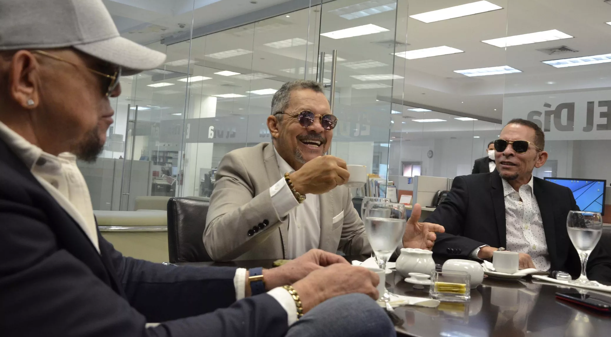 Luis, Rafa y Tony Rosario mientras conversaban con periodistas de EL DÍA sobre su trayectoria musical y vida personal.   Jose de León
