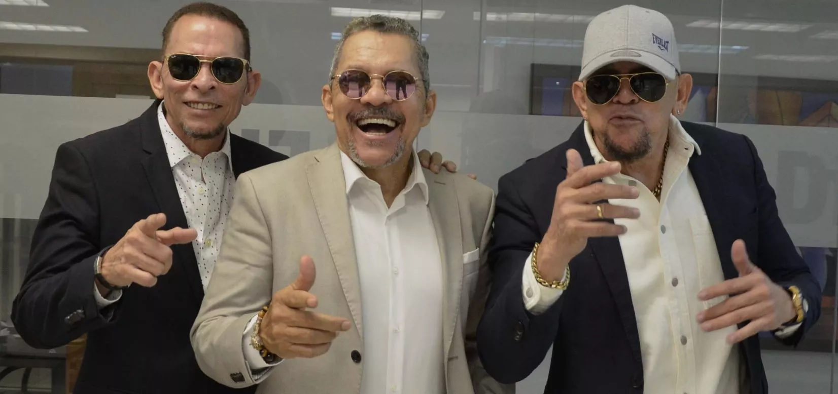 Tony, Rafa y Luis Rosario estuvieron   hablando de lo que ha sido la orquesta de Los Hermanos Rosario.  JOSE DE LEON