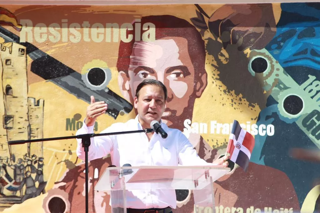 El alcalde Abel Martinez, habla en mural en honor a la Restauracion