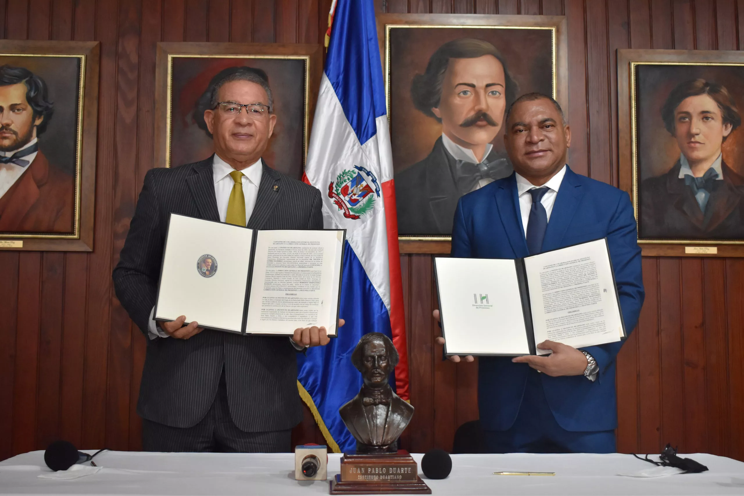 Foto 2, Wilson Gómez Ramírez y Roberto Hernández Basilio, luego del acuerdo.