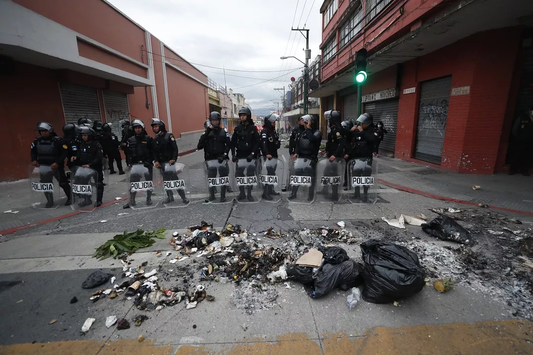 Policía evacua a diputados y personal del Congreso en protesta de exmilitares