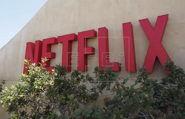 Fotografía de archivo fechada el 20 de agosto de 2015 que muestra el logotipo de la plataforma líder de televisión por internet a nivel mundial, Netflix, en su sede de Los Gatos, California (Estados Unidos). EFE/JOHN G. MABANGLO