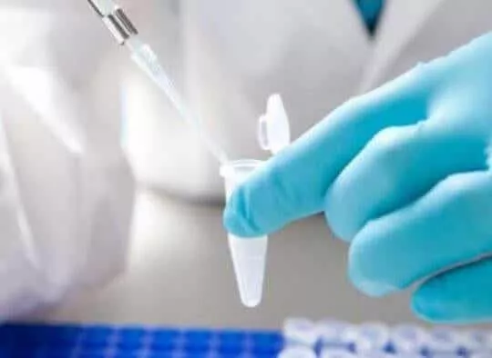 jeringa-para-biopsia-liquida-detección-de-tumores-cerebrales