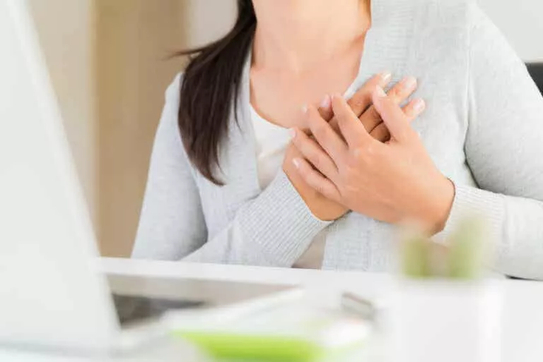 mujer-dolor-senos-oficina-768×513