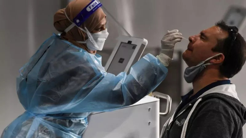 En Australia han empezado a hacer más pruebas en los aeropuertos para identificar y aislar los casos infectados con la nueva variante de coronavirus.