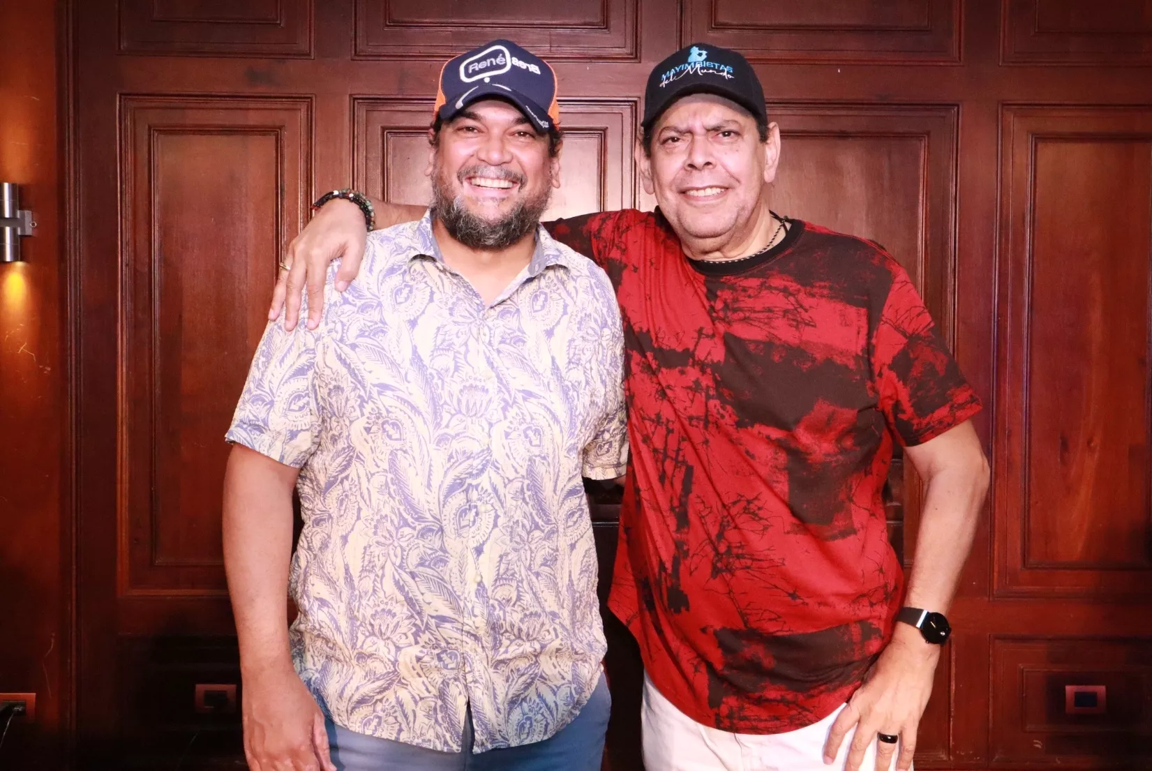 René Brea y Fernando Villalona durante en el encuentro de prense en el bar Juan Lockward del Teatro Nacional.