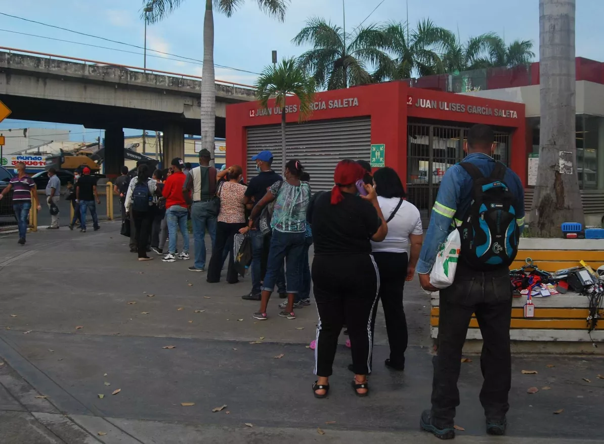 Fila En La Estaciones Del Metro ELDIA.Foto.Henry Sanriago.23-11-2021
