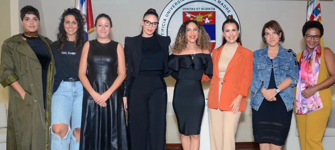 Lia Briones, Karla Fatule, Alba Rodríguez, Hony Estrella, Judith Rodríguez, Ingrid Gómez, María Castillo y Edith Febles.