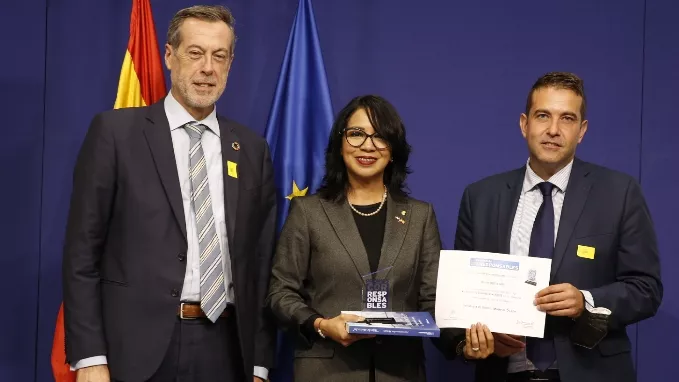 Josefina Navarro, vicepresidenta sénior de Comunicación Corporativa y Responsabilidad Social recibe el reconocimiento.