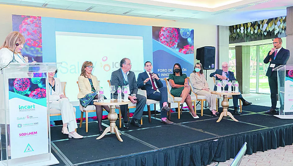 Los participantes y moderadores del evento.