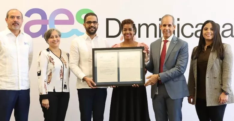 Edwin De los Santos, presidente de AES Dominicana, entrega a los ejecutivos de GILDAN.