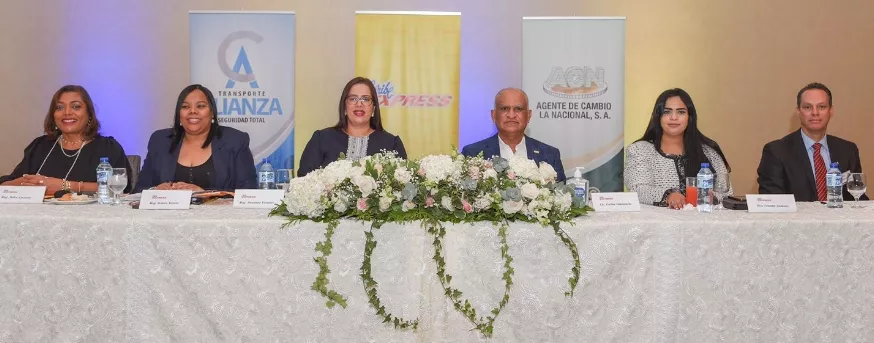 El vicepresidente de Caribe Express y La Nacional, Carlos Valenzuela, (en el centro) encabezó la mesa principal.