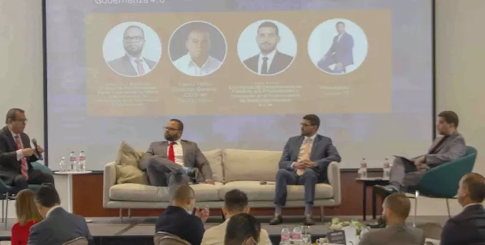 Representantes de las entidades participantes durante el panel.