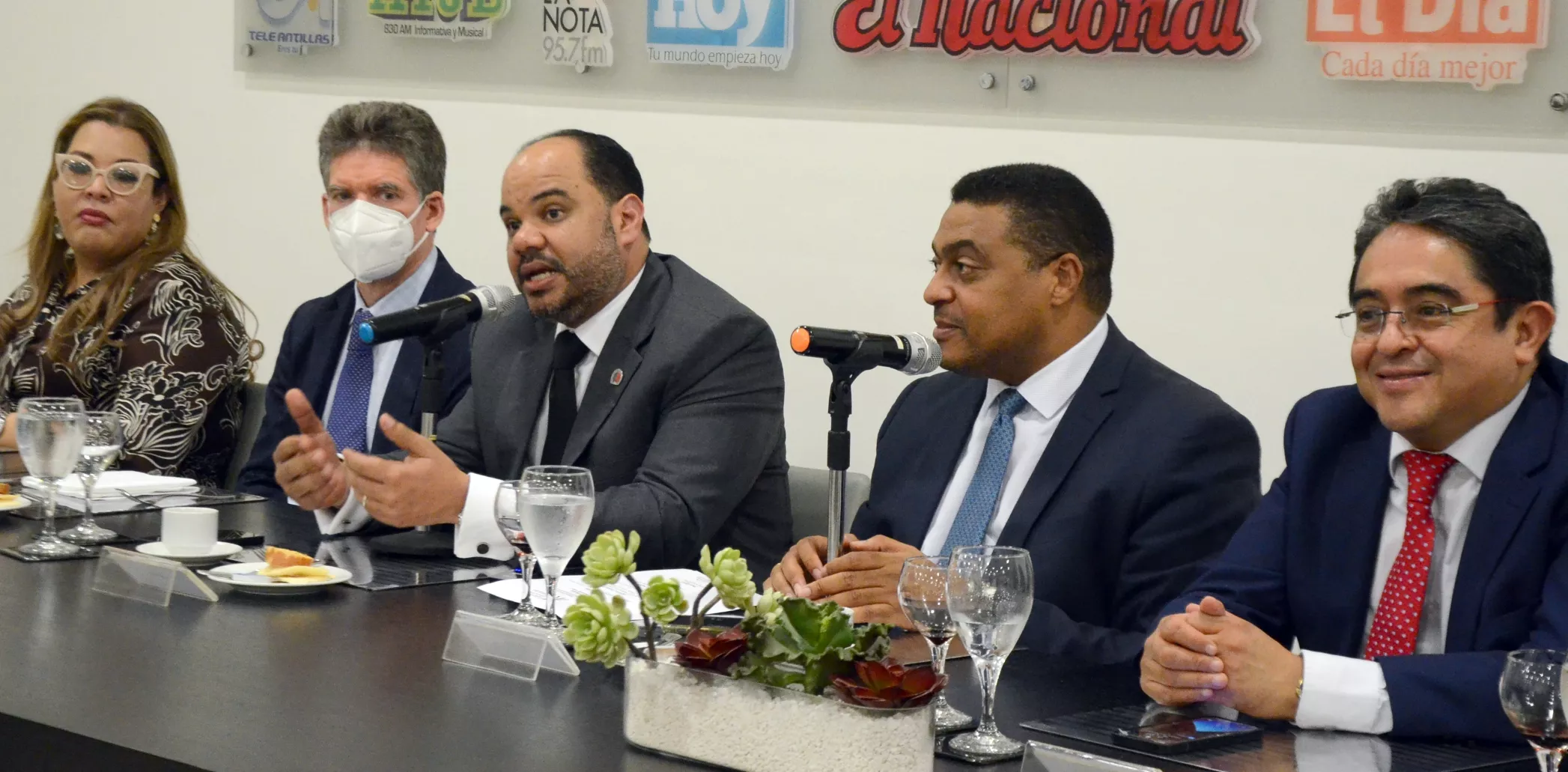 Blanca Izaguirre,  de Honduras; José Alfredo Corripio, Pablo Ulloa,  José Monegro y Augusto Jordán Rodas, de Guatemala.    Cristy Tapia