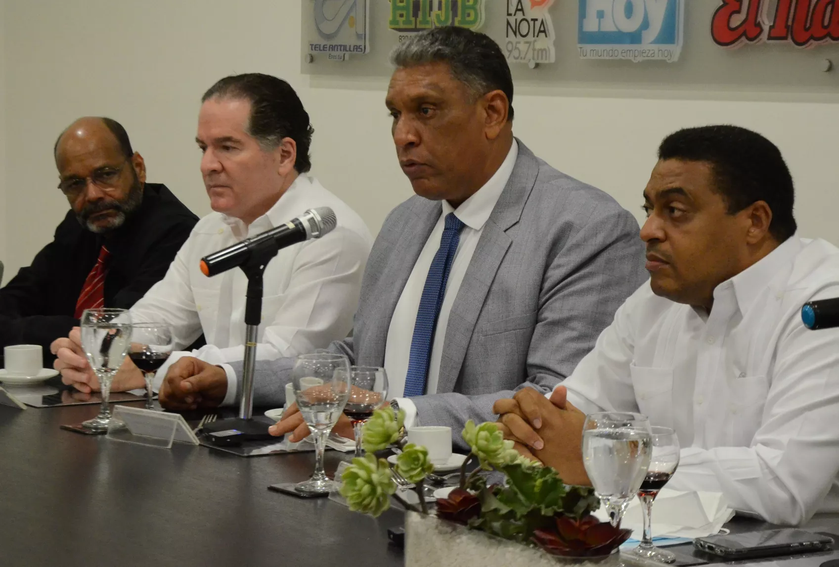 Juan Manuel Rosario, Manuel Corripio, Jesús Vásquez Martínez y José P. Monegro en el almuerzo del Grupo.   jorge gonzález
