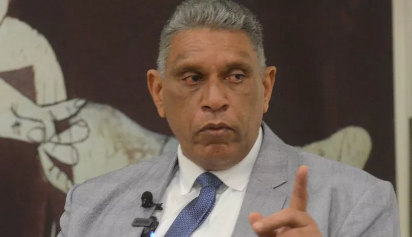 Jesús Vásquez Martínez con los Medios Corripio.